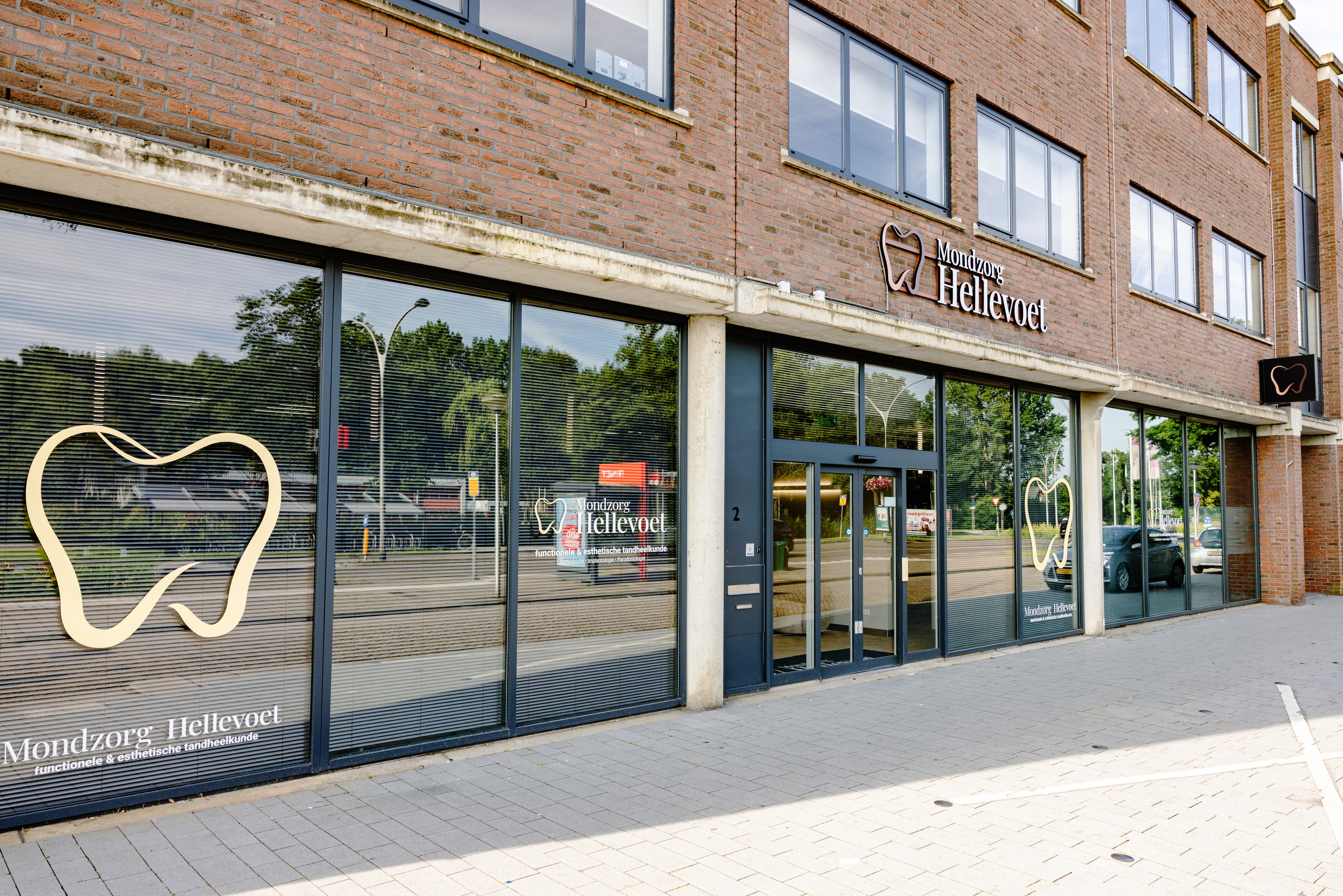 Gevel en entree van Mondzorg Hellevoet in Hellevoetsluis