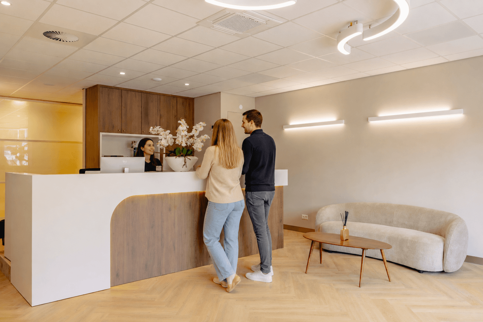 Nieuwe patiënten worden welkom geheten aan de balie van Mondzorg Hellevoet